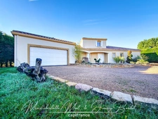 Belle villa avec jardin arboré et prestations soignées