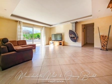 Belle villa avec jardin arboré et prestations soignées