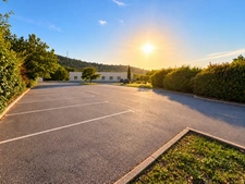 À VENDRE – BUREAUX 800 M² SUR 8 000 M² DE TERRAIN – VISIBILITÉ RN7 – BRIGNOLES
