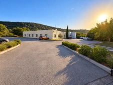 À VENDRE – BUREAUX 800 M² SUR 8 000 M² DE TERRAIN – VISIBILITÉ RN7 – BRIGNOLES
