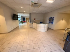 À VENDRE – BUREAUX 800 M² SUR 8 000 M² DE TERRAIN – VISIBILITÉ RN7 – BRIGNOLES