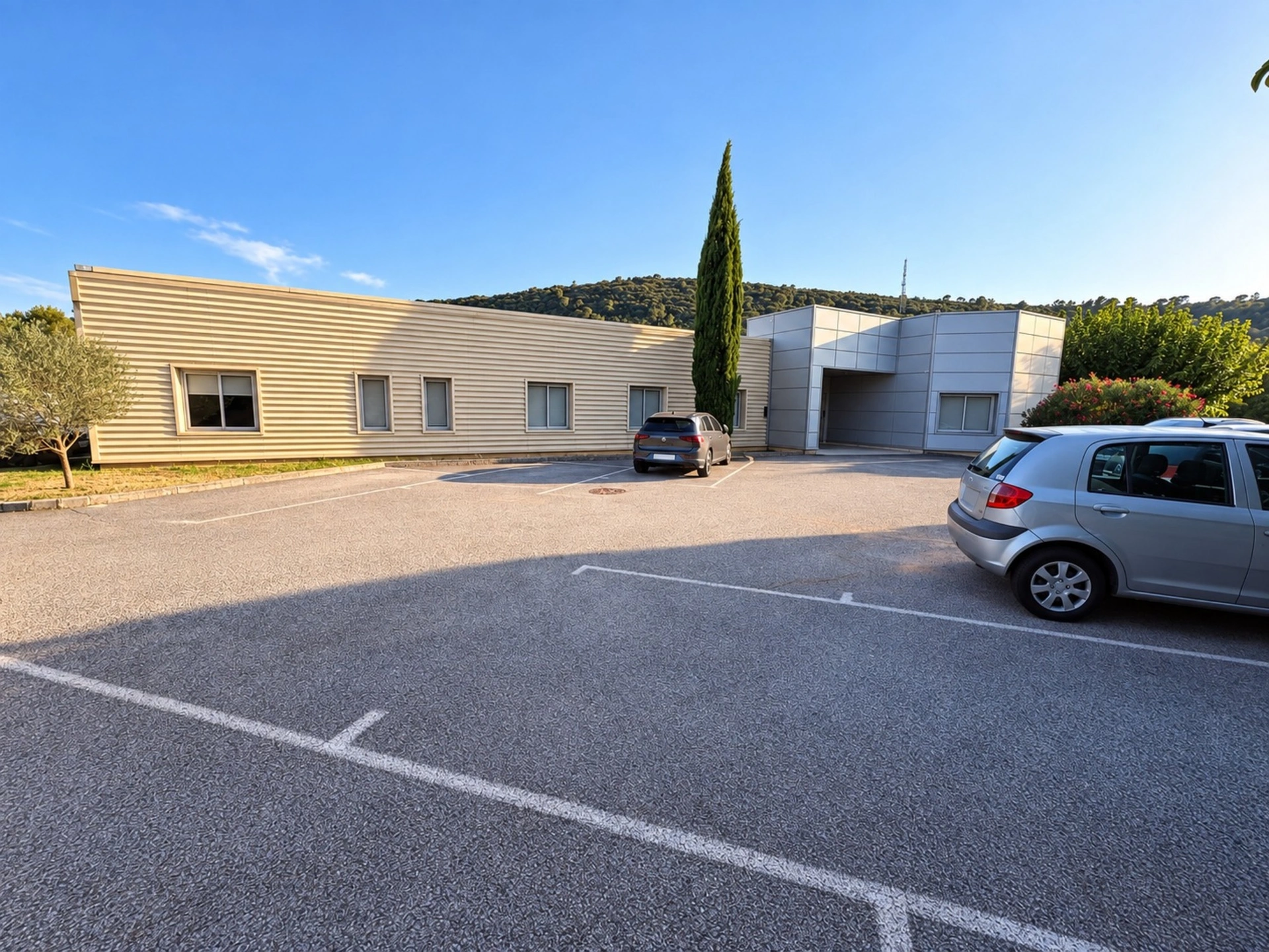À VENDRE – BUREAUX 800 M² SUR 8 000 M² DE TERRAIN – VISIBILITÉ RN7 – BRIGNOLES · 800 m² · 2 100 000 €