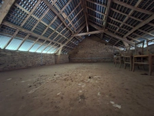 Maison en pierre avec près de 6 hectares de terrain au pied du Mont Gargan
