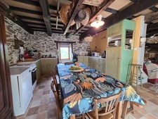 Maison en pierre avec près de 6 hectares de terrain au pied du Mont Gargan