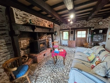 Maison en pierre avec près de 6 hectares de terrain au pied du Mont Gargan