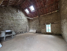 Maison en pierre avec près de 6 hectares de terrain au pied du Mont Gargan