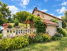 Maison en pierre avec près de 6 hectares de terrain au pied du Mont Gargan