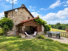 Maison en pierre avec près de 6 hectares de terrain au pied du Mont Gargan