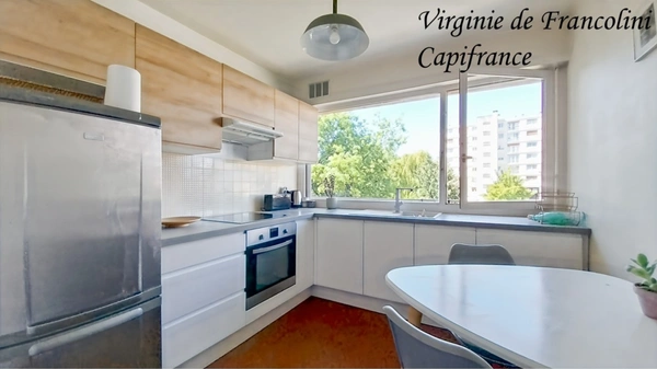 Montreuil-A vendre appartement 2 P-Balcon filant-4ème étage-Ascenseur-5mn métro Mairie de Montreuil-Lumineux-Calme