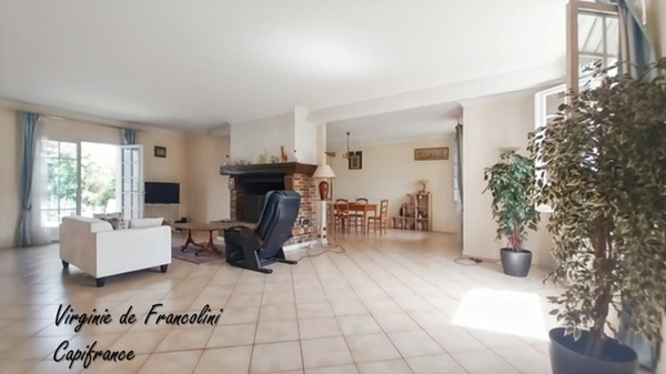 Maisons-Alfort-A vendre maison familiale-7 pièces-5 chambres-sous-sol-terrasse-jardin-2 garages-Proche Bords de Marne
