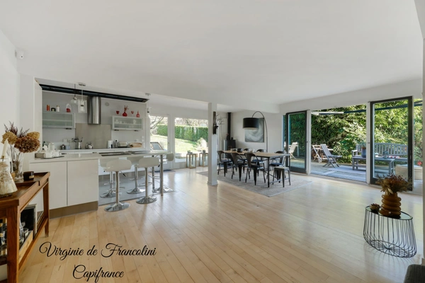 Sucy-en-Brie, Maison d'exception, parcelle de 800m², 259m² au sol, 4 chambres, 3 terrasses, jardin, garage, sous-sol