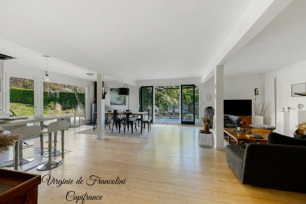 Sucy-en-Brie, Maison d'exception, parcelle de 800m², 259m² au sol, 4 chambres, 3 terrasses, jardin, garage, sous-sol