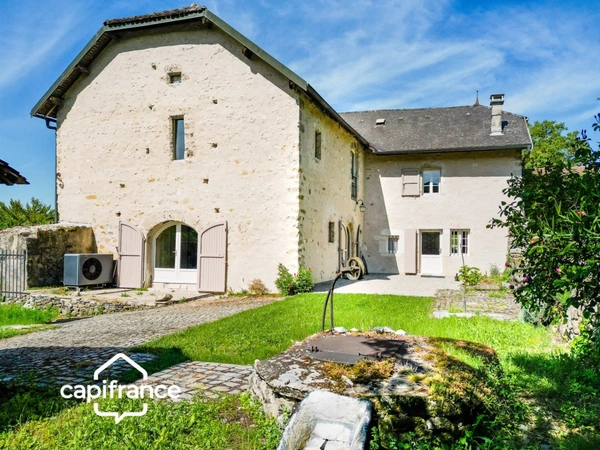 GRANDE MAISON FAMILIALE  10 pièces 256 m² habitables sur 2 niveaux avec GITE terrain 14500 m²