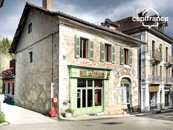 A VENDRE  SAINT GEOIRE EN VALDAINE (38) Maison de village , 8 pièces , 4 ch,dépendances, terrain ,  rénovée