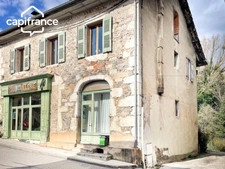 A VENDRE  SAINT GEOIRE EN VALDAINE (38) Maison de village , 8 pièces , 4 ch,dépendances, terrain ,  rénovée