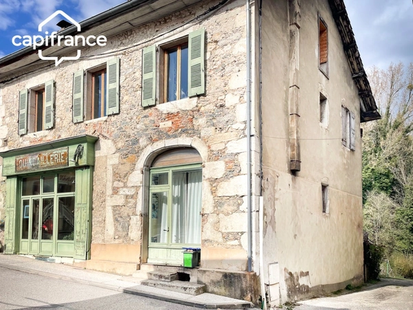 A VENDRE  SAINT GEOIRE EN VALDAINE (38) Maison de village , 8 pièces , 4 ch,dépendances, terrain ,  rénovée