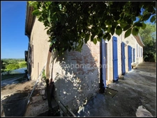 Maison en pierre avec dépendances, piscine, et terrain à Saint Puy