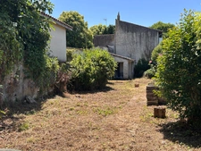 Maison de ville lumineuse de 130m² avec jardin clos, plein sud, sans vis-à-vis et un parking privatif