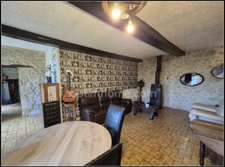 Maison en pierre avec dépendances, piscine, et terrain à Saint Puy