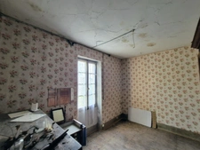 Maison ancienne en pierre à rénover entièrement + jardin arboré de 2200m² en zone Uc, potentiellement constructible