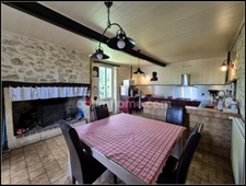 Maison en pierre avec dépendances, piscine, et terrain à Saint Puy