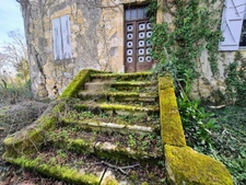 Maison ancienne en pierre à rénover entièrement + jardin arboré de 2200m² en zone Uc, potentiellement constructible