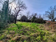 Maison ancienne en pierre à rénover entièrement + jardin arboré de 2200m² en zone Uc, potentiellement constructible