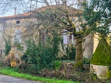 Maison ancienne en pierre à rénover entièrement + jardin arboré de 2200m² en zone Uc, potentiellement constructible