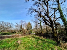 Maison ancienne en pierre à rénover entièrement + jardin arboré de 2200m² en zone Uc, potentiellement constructible