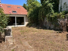 Maison de ville lumineuse de 130m² avec jardin clos, plein sud, sans vis-à-vis et un parking privatif
