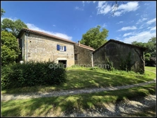 Maison en pierre avec dépendances, piscine, et terrain à Saint Puy