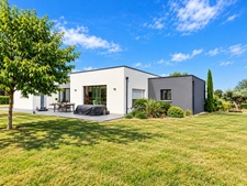 Maison contemporaine de 165 m² avec garage de 180 m² et vaste terrain à Saint-Vincent-sur-Oust