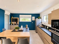 Maison contemporaine de 165 m² avec garage de 180 m² et vaste terrain à Saint-Vincent-sur-Oust