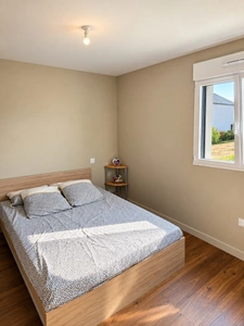 Maison contemporaine de 165 m² avec garage de 180 m² et vaste terrain à Saint-Vincent-sur-Oust