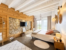 Maison avec 3 gîtes, piscine et 7 ha de prairies et forêts