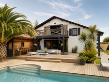 Maison avec 3 gîtes, piscine et 7 ha de prairies et forêts