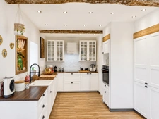 Maison avec 3 gîtes, piscine et 7 ha de prairies et forêts
