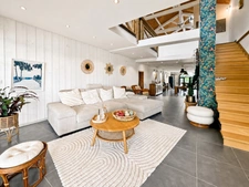 Maison avec 3 gîtes, piscine et 7 ha de prairies et forêts