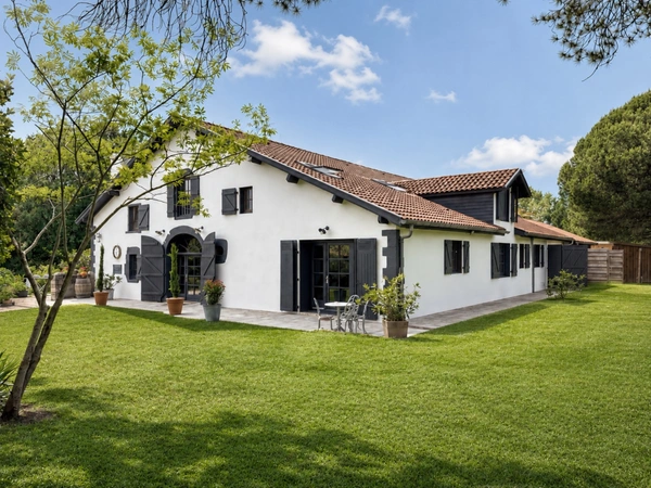Domaine avec maison, 3 gîtes en activité, piscine et 7 ha