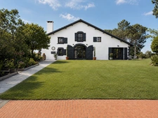 Maison avec 3 gîtes, piscine et 7 ha de prairies et forêts