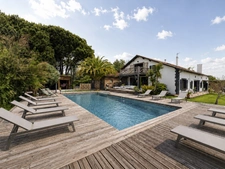 Maison avec 3 gîtes, piscine et 7 ha de prairies et forêts