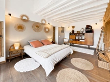 Maison avec 3 gîtes, piscine et 7 ha de prairies et forêts