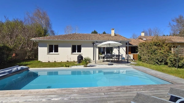 Maison de plain-pied avec dépendance, piscine chauffée et environnement nature