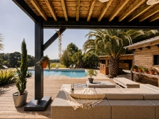 Maison avec 3 gîtes, piscine et 7 ha de prairies et forêts