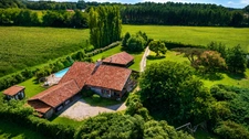 Soustons, authentique maison landaise du XVIIIe, 265 m², dépendances, piscine, parc paysagé 6 800 m², à 2 minutes du centre et du lac.