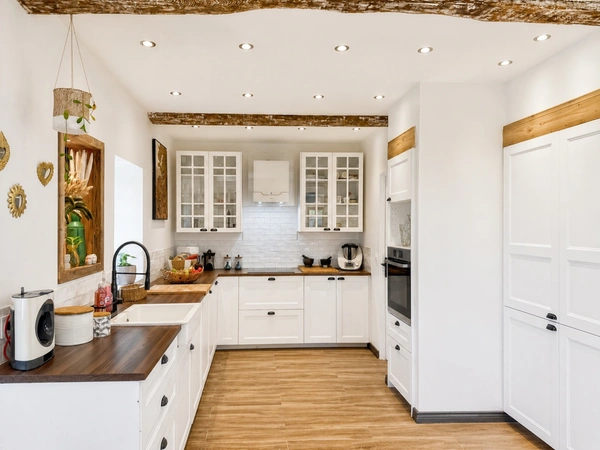Domaine avec maison, 3 gîtes en activité, piscine et 7 ha