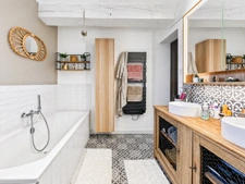 Maison avec 3 gîtes, piscine et 7 ha de prairies et forêts