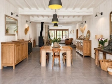 Maison avec 3 gîtes, piscine et 7 ha de prairies et forêts