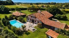 Soustons, authentique maison landaise du XVIIIe, 265 m², dépendances, piscine, parc paysagé 6 800 m², à 2 minutes du centre et du lac.
