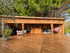 Maison avec 3 gîtes, piscine et 7 ha de prairies et forêts